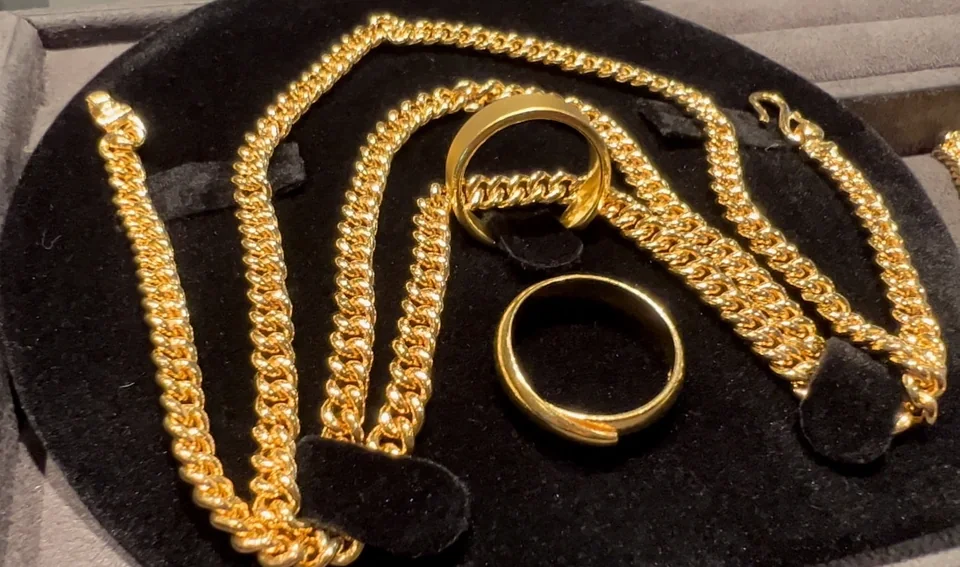Goldketten und Ringe